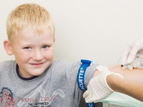 Bērns nodod asinis analīzei, ja ir aizdomas par inficēšanos ar parazītiem