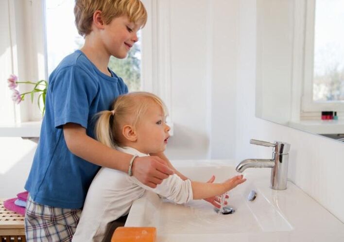 Jau no mazotnes bērns jāiepazīstina ar personīgās higiēnas noteikumiem. 