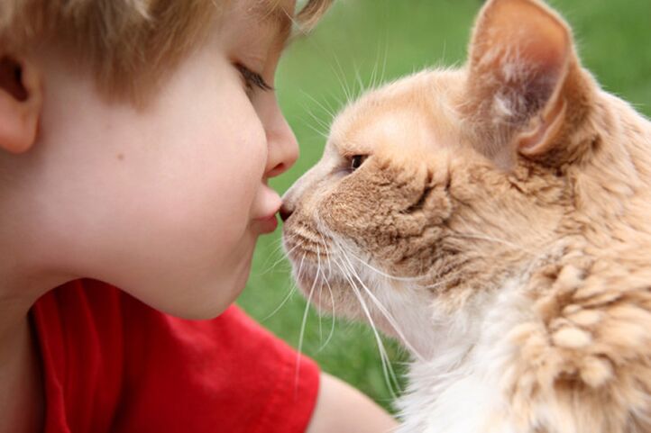 Katrs bērns var inficēties ar tārpiem saskarsmē ar dzīvniekiem. 